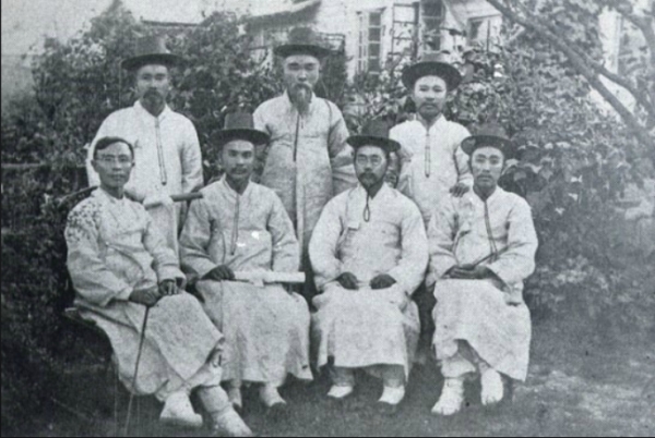 한국인 최초의 7인의 목사. 뒤쪽 오른쪽에서 첫번째가 양전백.