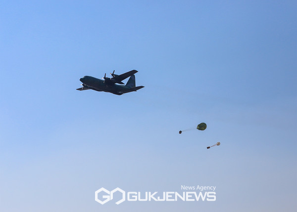C-130H 수송기가 공중에서 화물을 투하해 아군 작전에 필요한 물자와 장비를 보급하고 있다.(사진제공.육군)